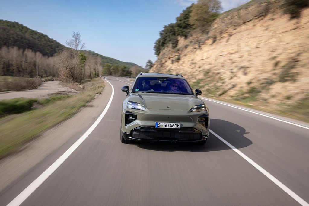 スペインで開催されたポルシェ新型EV「カイエン・エレクトリック」国際試乗会の様子（写真：Porsche AG）