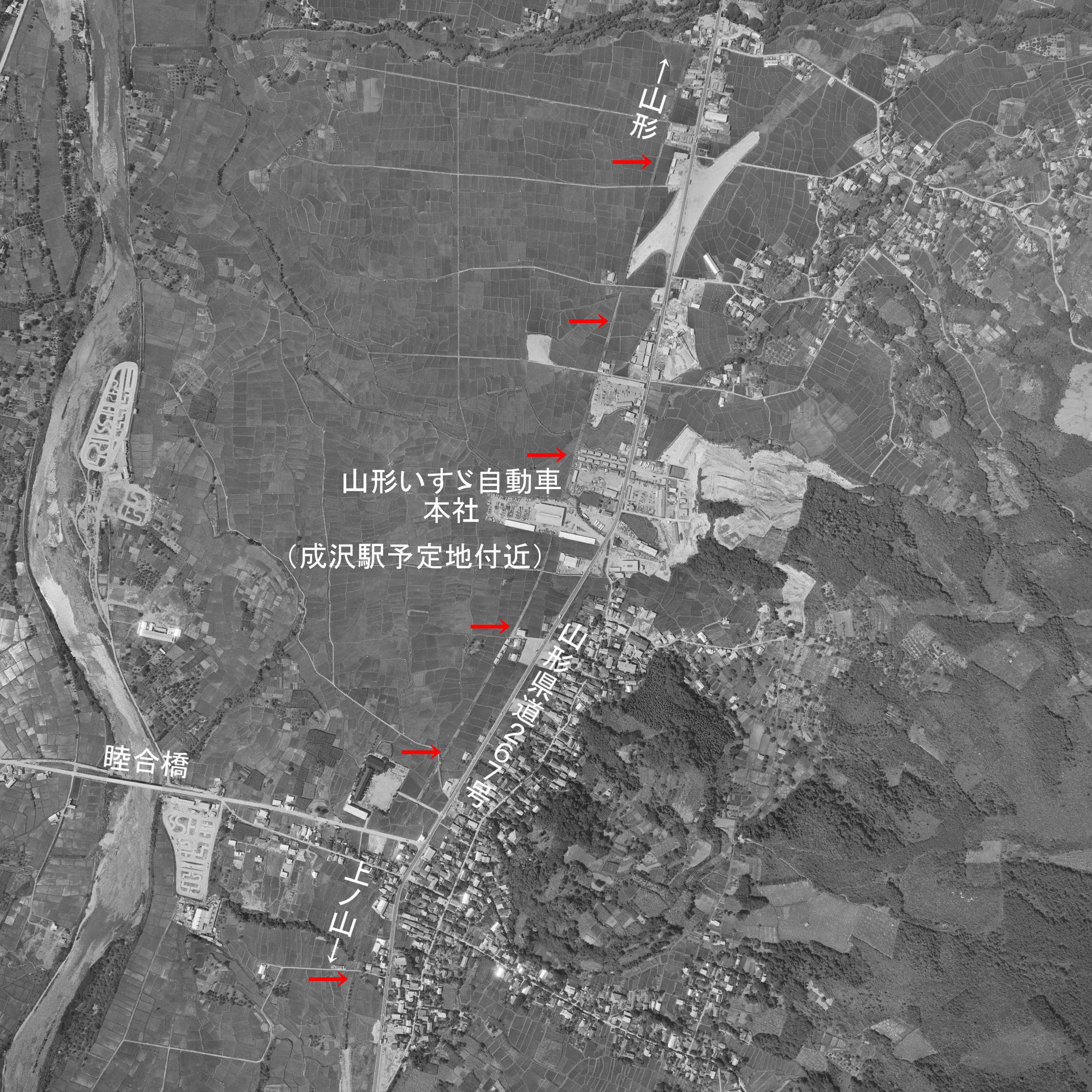 正式な計画廃止から5年が経過した1965年の本線・成沢駅付近（道路名などは2025年時点）。この時点では線路敷地（赤矢印）がほとんど残っていた（国土地理院空中写真を筆者加工）