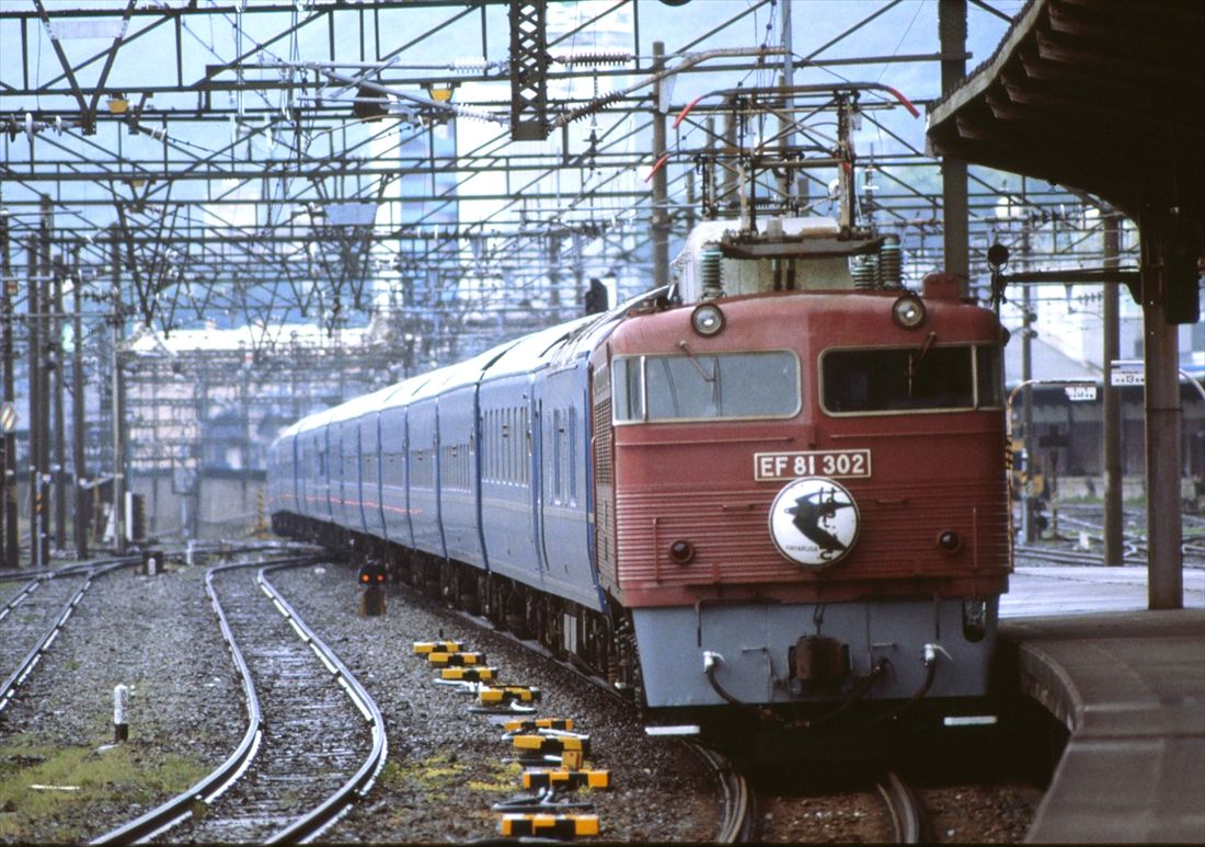 ローズピンク塗装になったEF81形300番台。「はやぶさ」を牽引する姿（撮影：南正時）