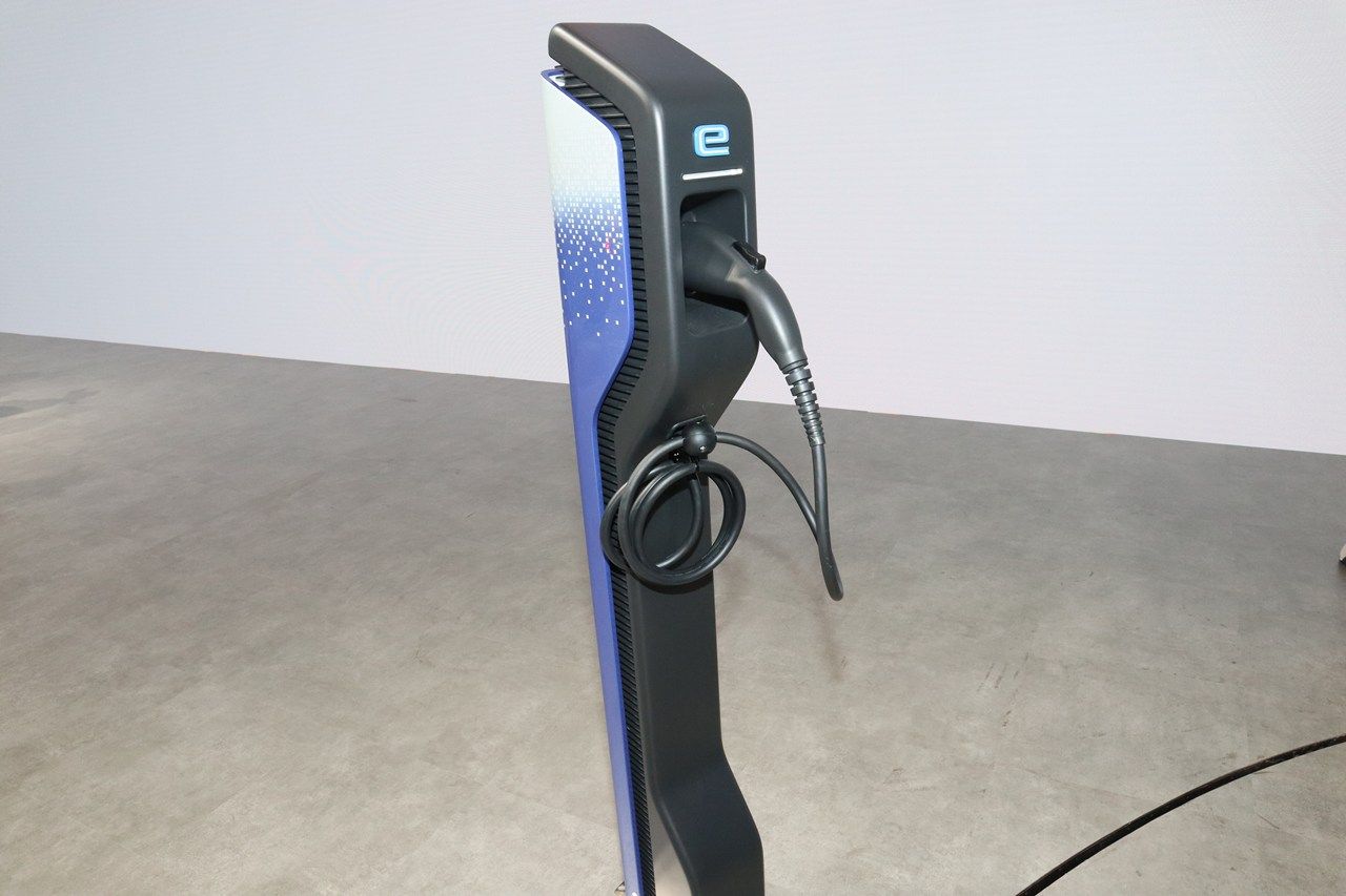 スズキ「ビジョンe-スカイ」（筆者撮影）