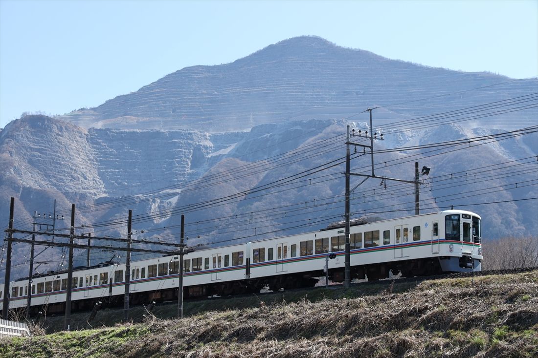 武甲山をバックに走る4000系（撮影：南正時）