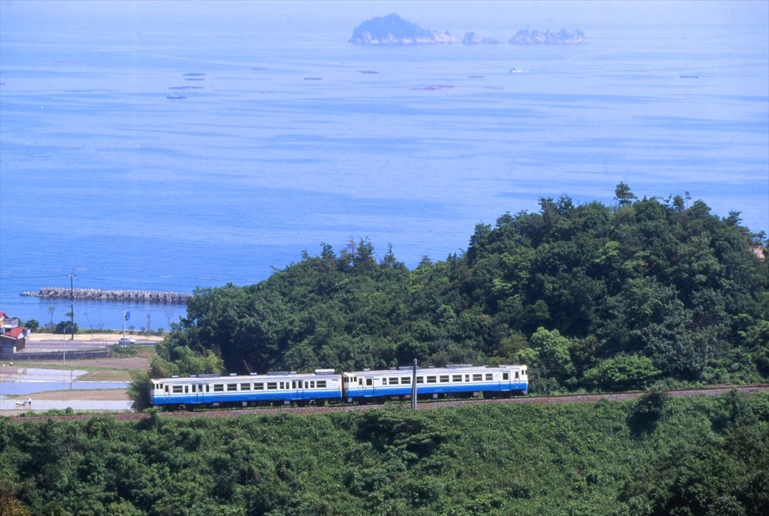 高徳線を行くキハ40形とキハ47形の2両編成（撮影：南正時）