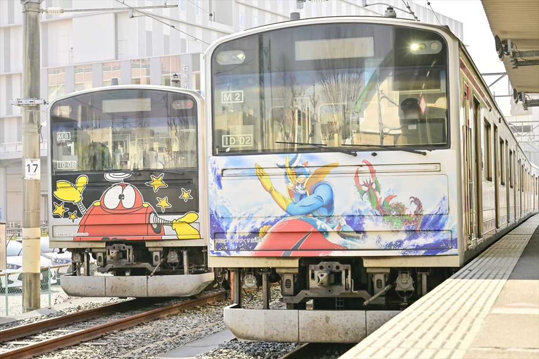 初代の仙石線「マンガッタンライナー」（左）と2代目「マンガッタンライナーⅡ」（撮影：武川健太）