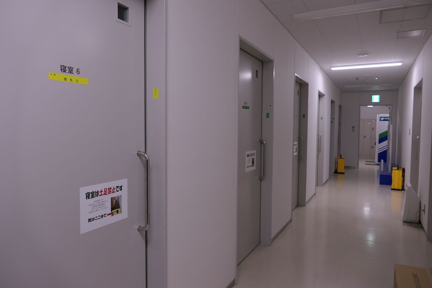 駅員用の寝室がずらりと並ぶ（記者撮影）