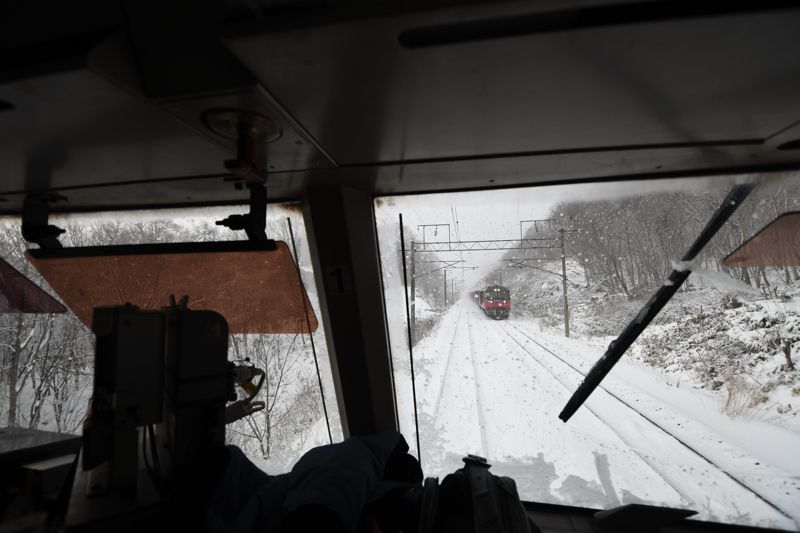 大雪の中、前方から貨物列車がやってきた（記者撮影）