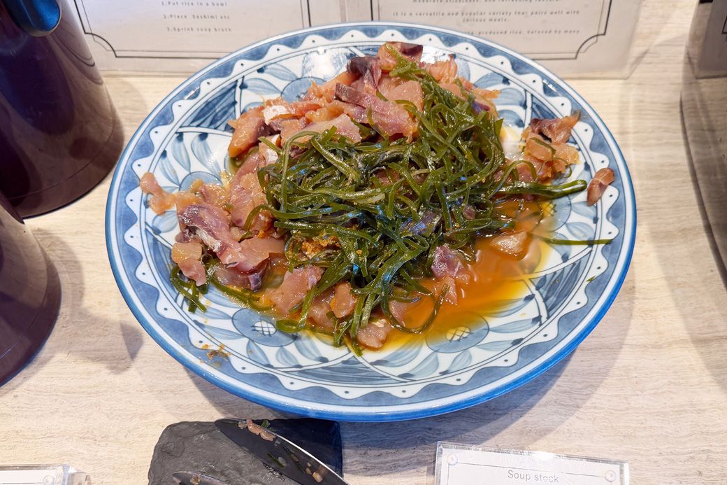 豊洲市場の恩恵をいただきます。いなだと若昆布の漁師風刺身漬け（写真：筆者撮影）