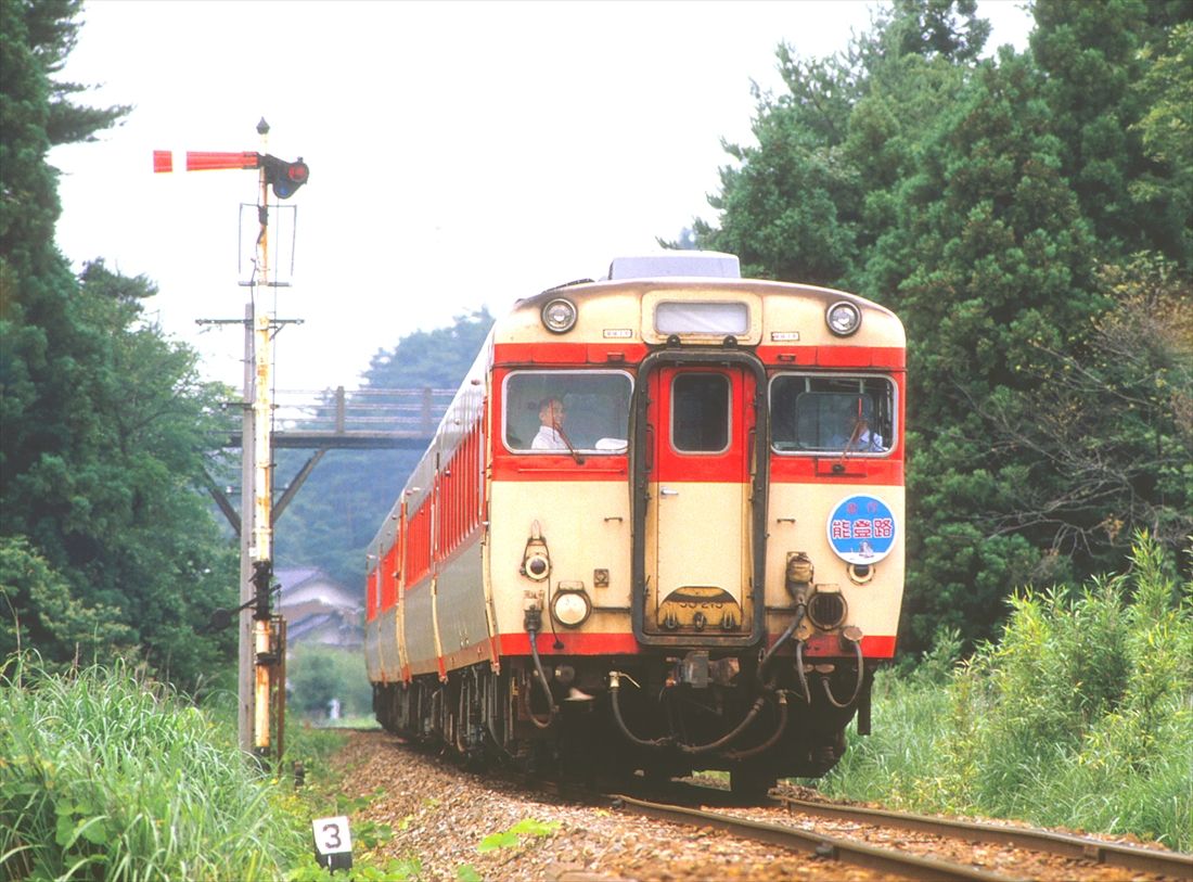 能登線鵜川付近を走る急行「能登路」（撮影：南正時）