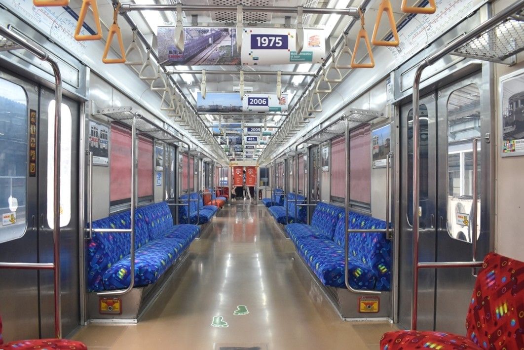 8500系8618編成の車内では、広告枠や中づりを使って車両の歴史や写真が展示された（筆者撮影）