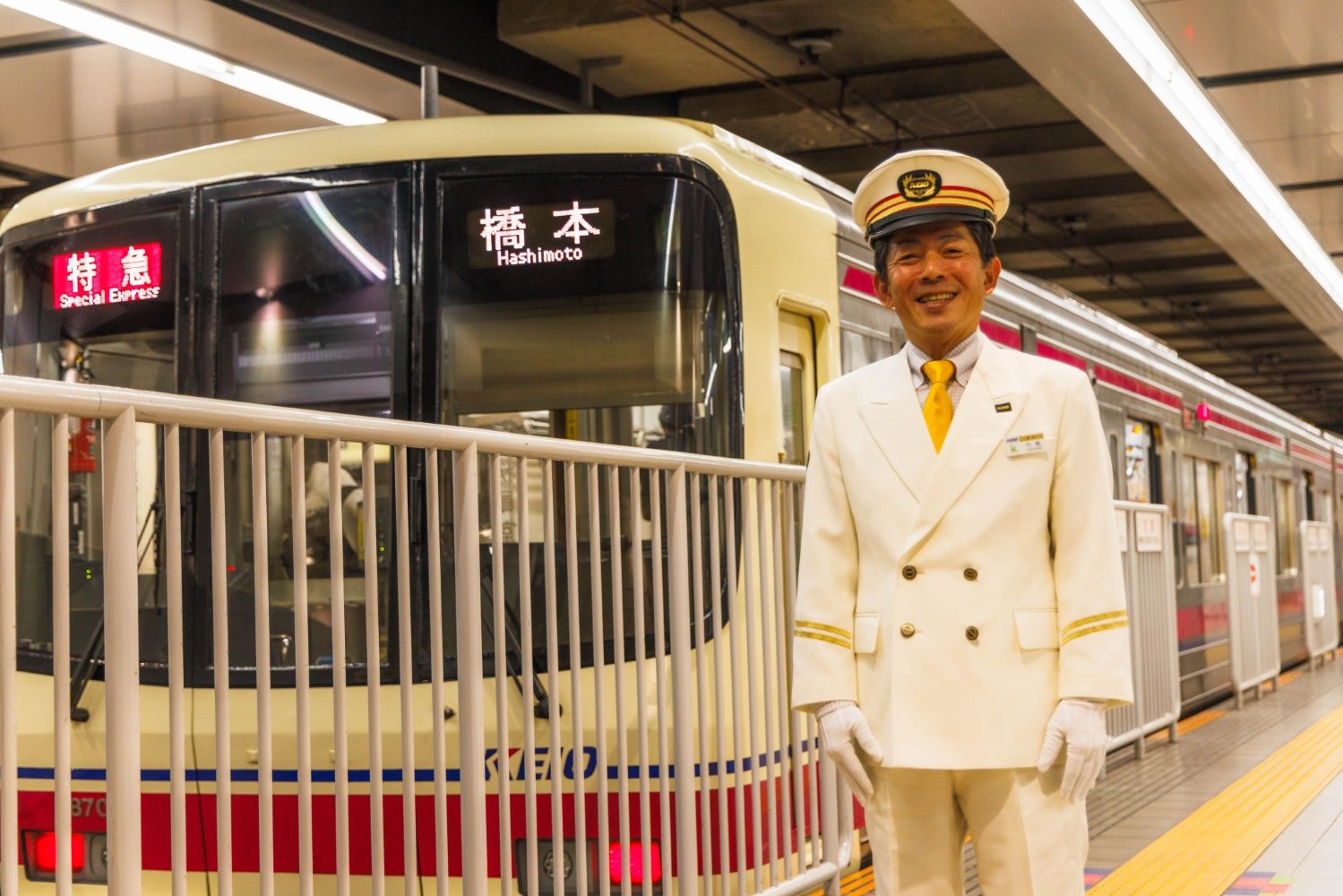 現在の京王線新宿駅ホームは地下2階。白い制服は新宿管区長だけ（撮影：鼠入昌史）