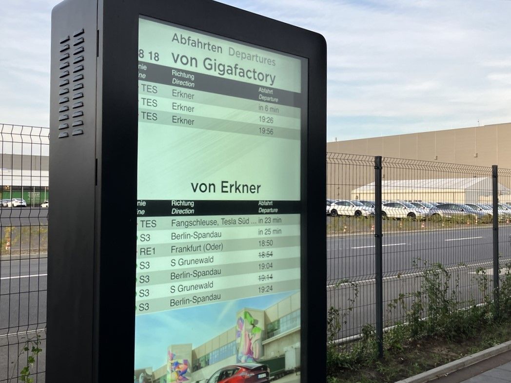 テスラ南駅の発車案内。エルクナー駅からの接続列車も表示する（筆者撮影）