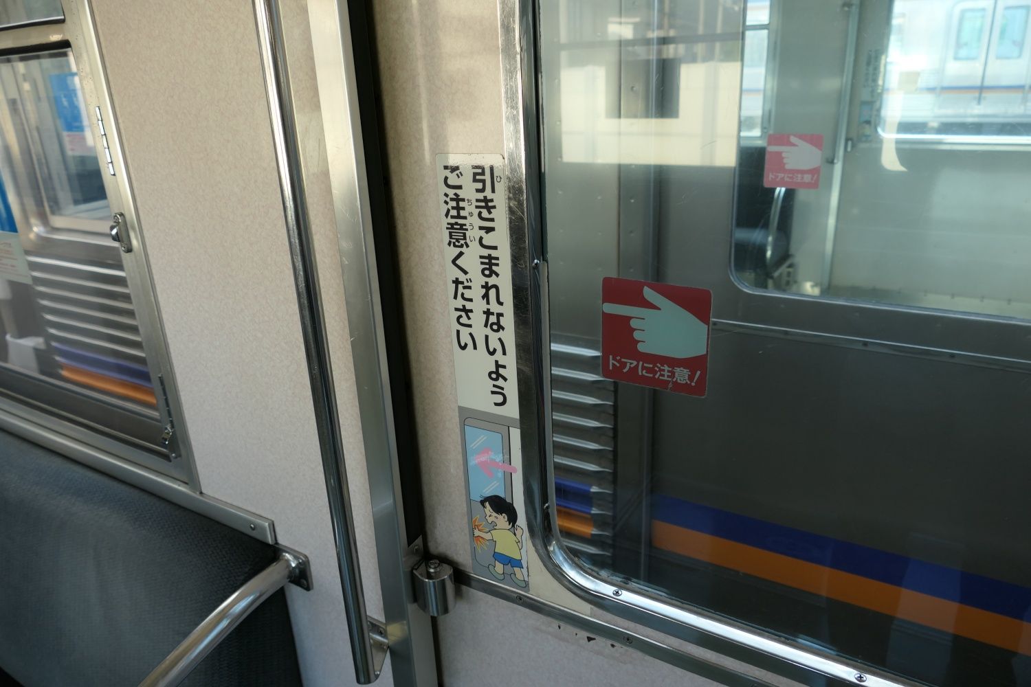 ドア部分の注意書き（記者撮影）