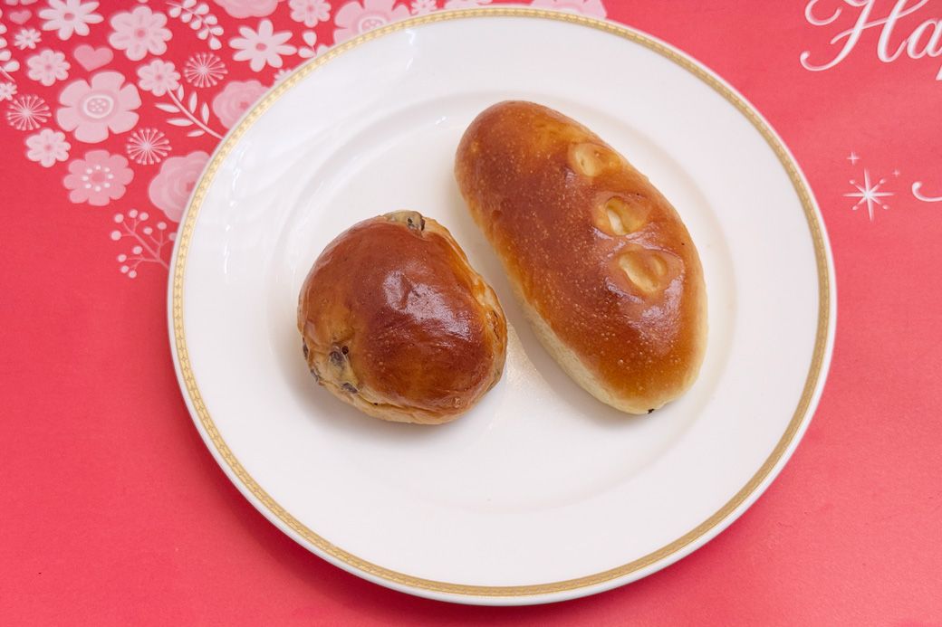 ベーカリーレストランサンマルクの食べ放題焼きたてパン。ホテルロールとレーズンロールは、シンプルゆえにおいしさがしっかり伝わります（筆者撮影）