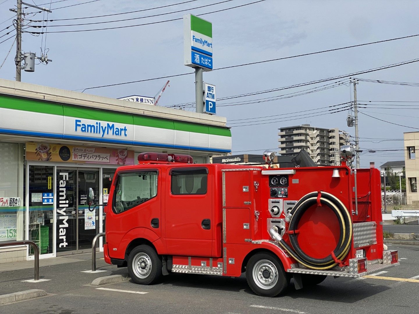 ファミリーマートにも消防車で行く（写真：うつみさん提供）