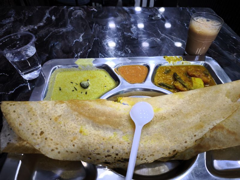 南インド料理の定番マサラドーサは大衆的な店ではチャイ付き300円以下（筆者撮影）