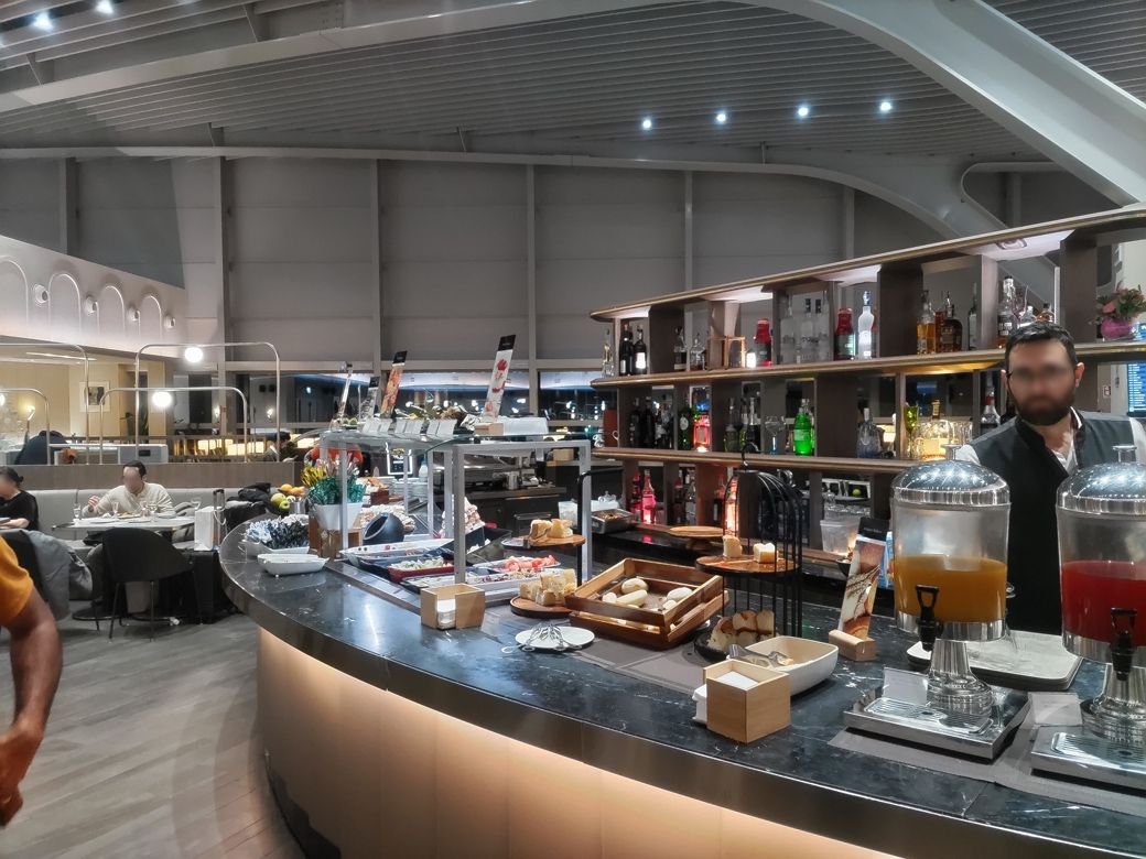 ラウンジ中央にあるバーカウンター（筆者撮影）