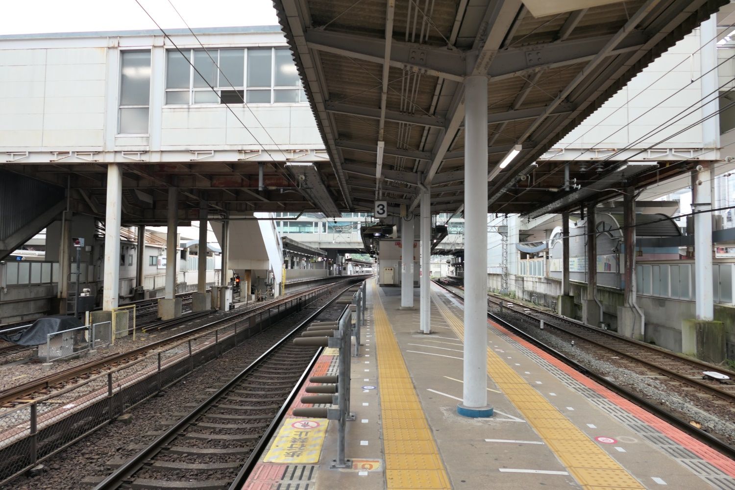 奈良線は3番線・4番線ホーム（記者撮影）