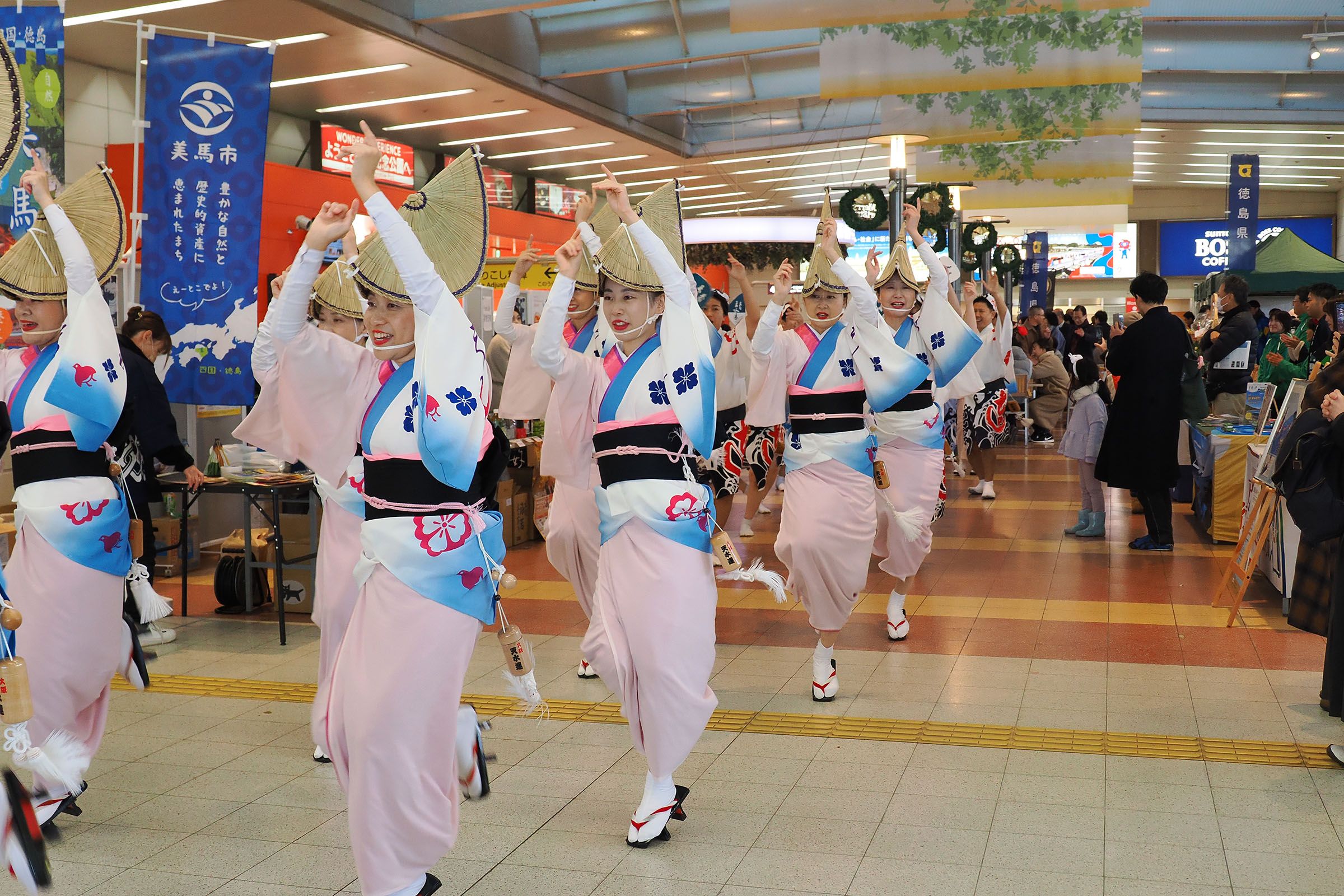 徳島の日本酒が楽しめるイベント列車の運行時には阿波踊りの披露も行われた＝2023年11月（撮影：伊原薫）