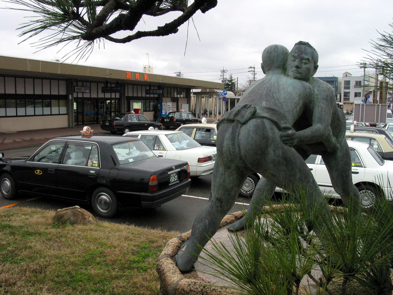 七尾線羽咋駅前にある「唐戸山神事相撲銅像」（撮影：南正時）