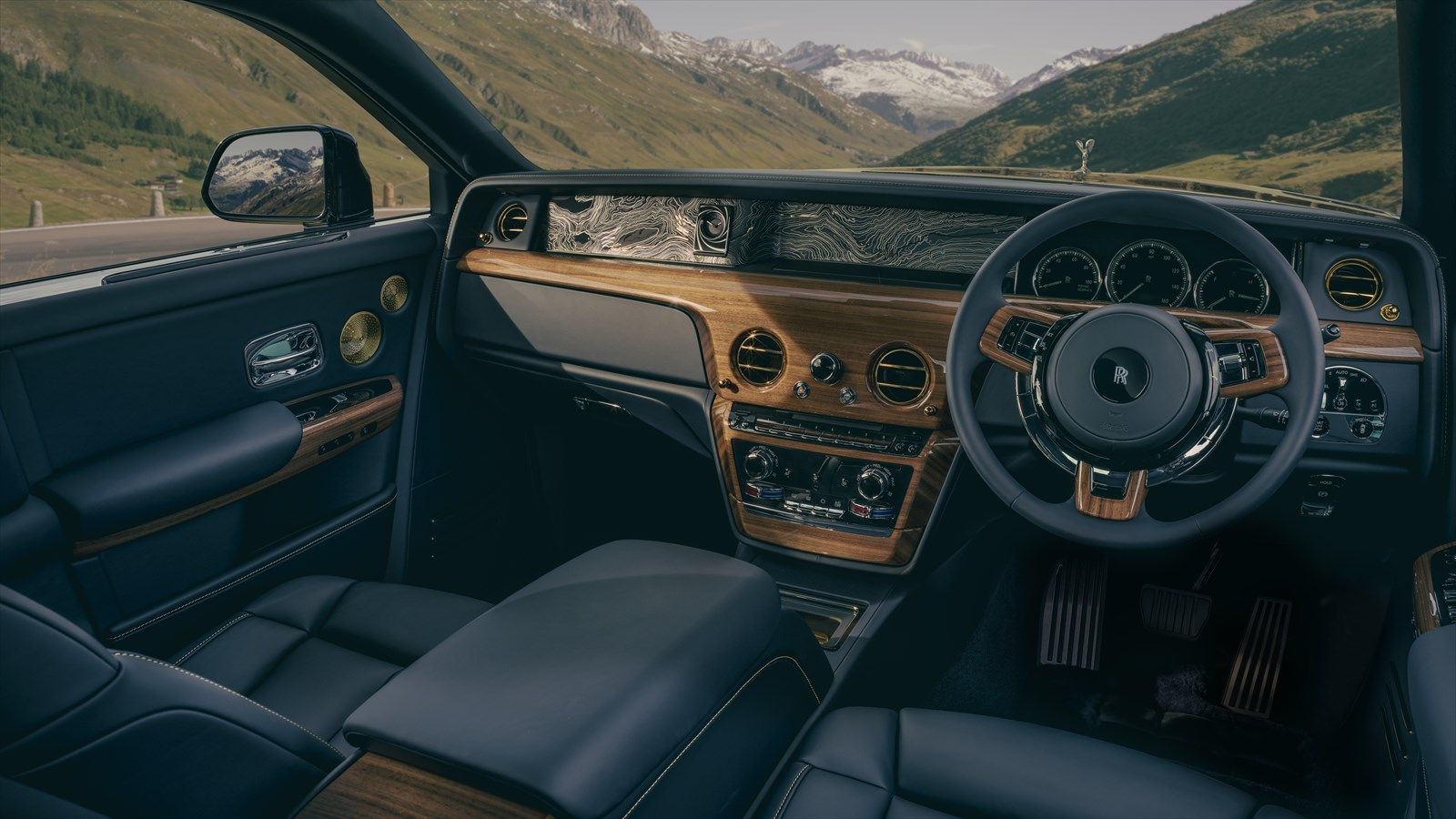 PHANTOM GOLDFINGER（写真：courtesy of Rolls-Royce Motor Cars）