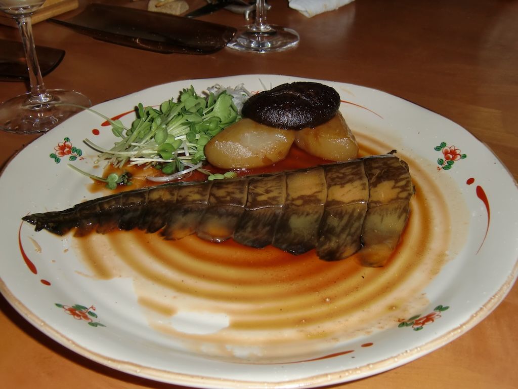 ワニ尾びれの姿煮（写真：ぱくさん提供）