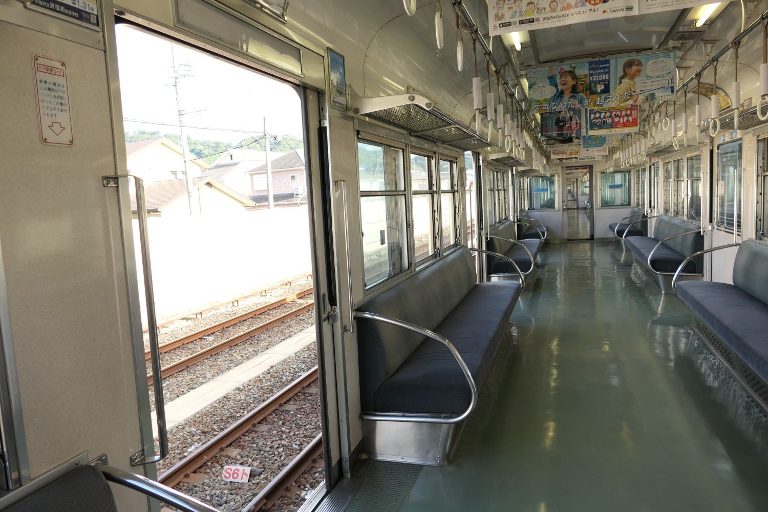 片開き式ドアの開閉の様子（記者撮影）