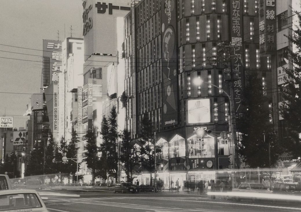中央通りには今はなくなった大型店が並ぶ（写真：1987年10月1日、豊永邦男撮影）