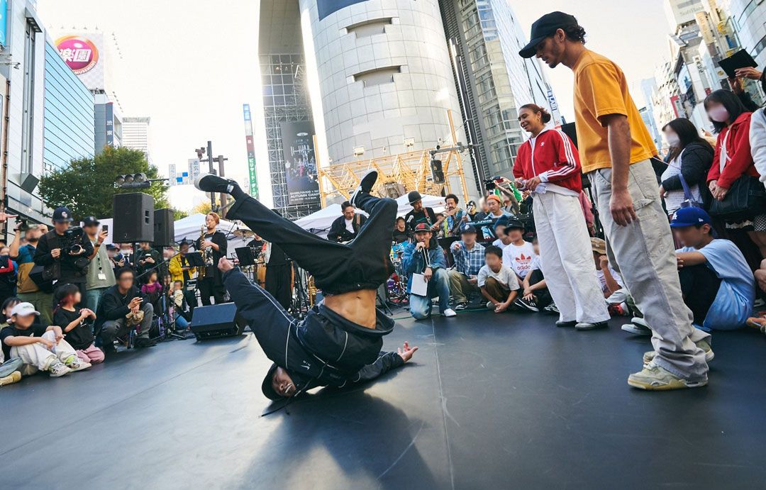 渋谷のど真ん中でブレイキンなどのストリートスポーツや音楽を楽しむ場を提供