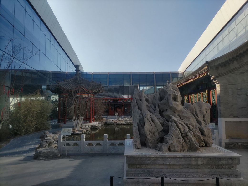 北京大興国際空港内には中庭があり、外の空気を吸うことができる（筆者撮影）