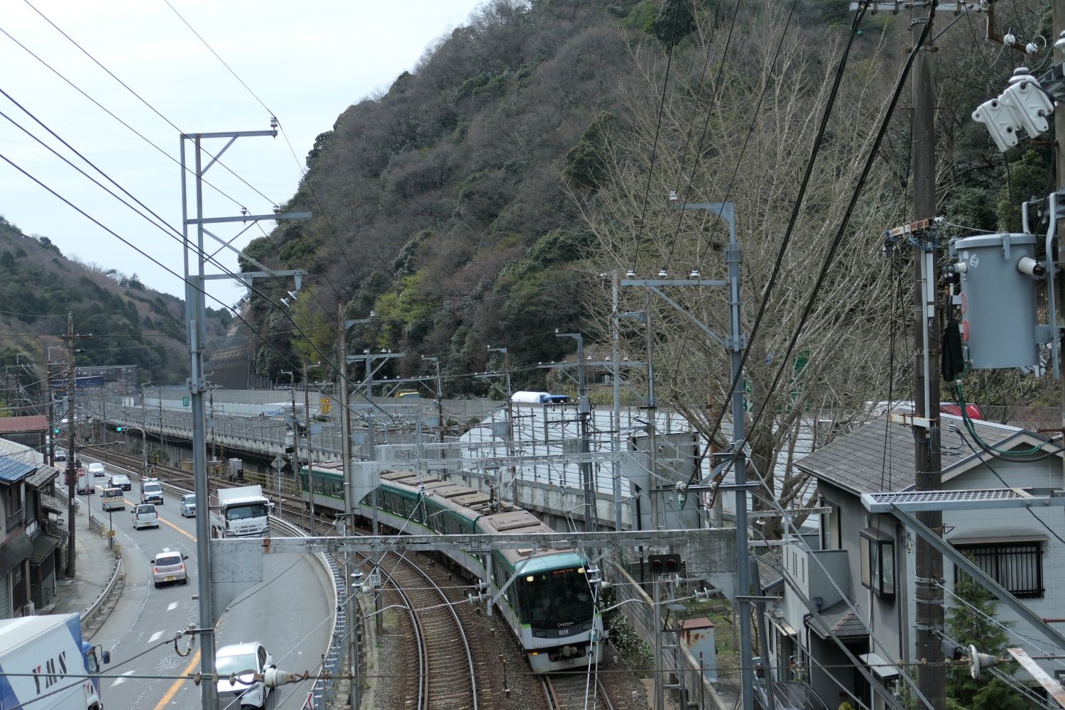 大谷駅の手前。峠道らしい区間を走る（記者撮影）