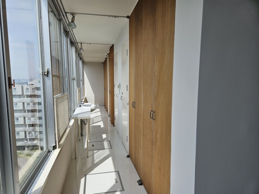 ダイニングから廊下を見る。茶色の扉は個室のもので、白い扉を開けると浴室とトイレがある（写真：筆者撮影）