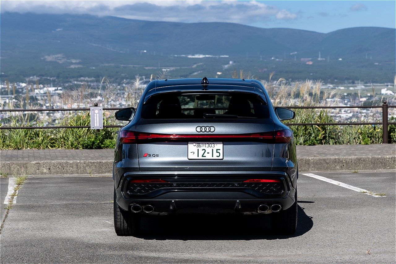 アウディの新型「SQ5スポーツバック」（写真：三木 宏章）