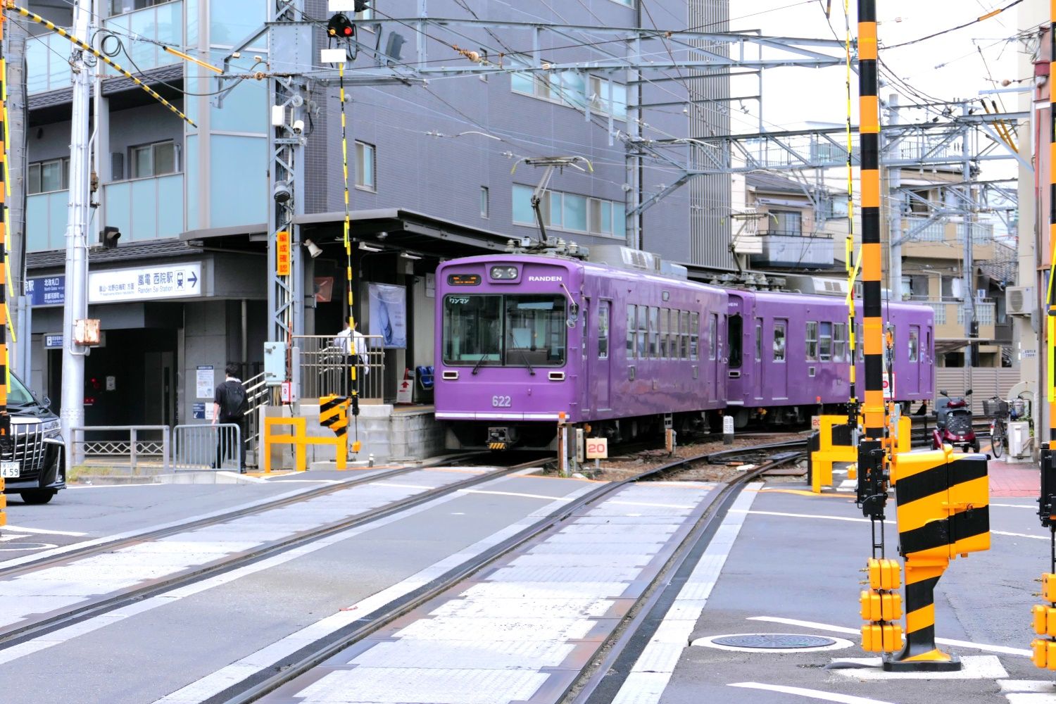 嵐電西院駅の嵐山方面の乗り場。阪急西院駅北改札口の地上出口が隣接する（編集部撮影）