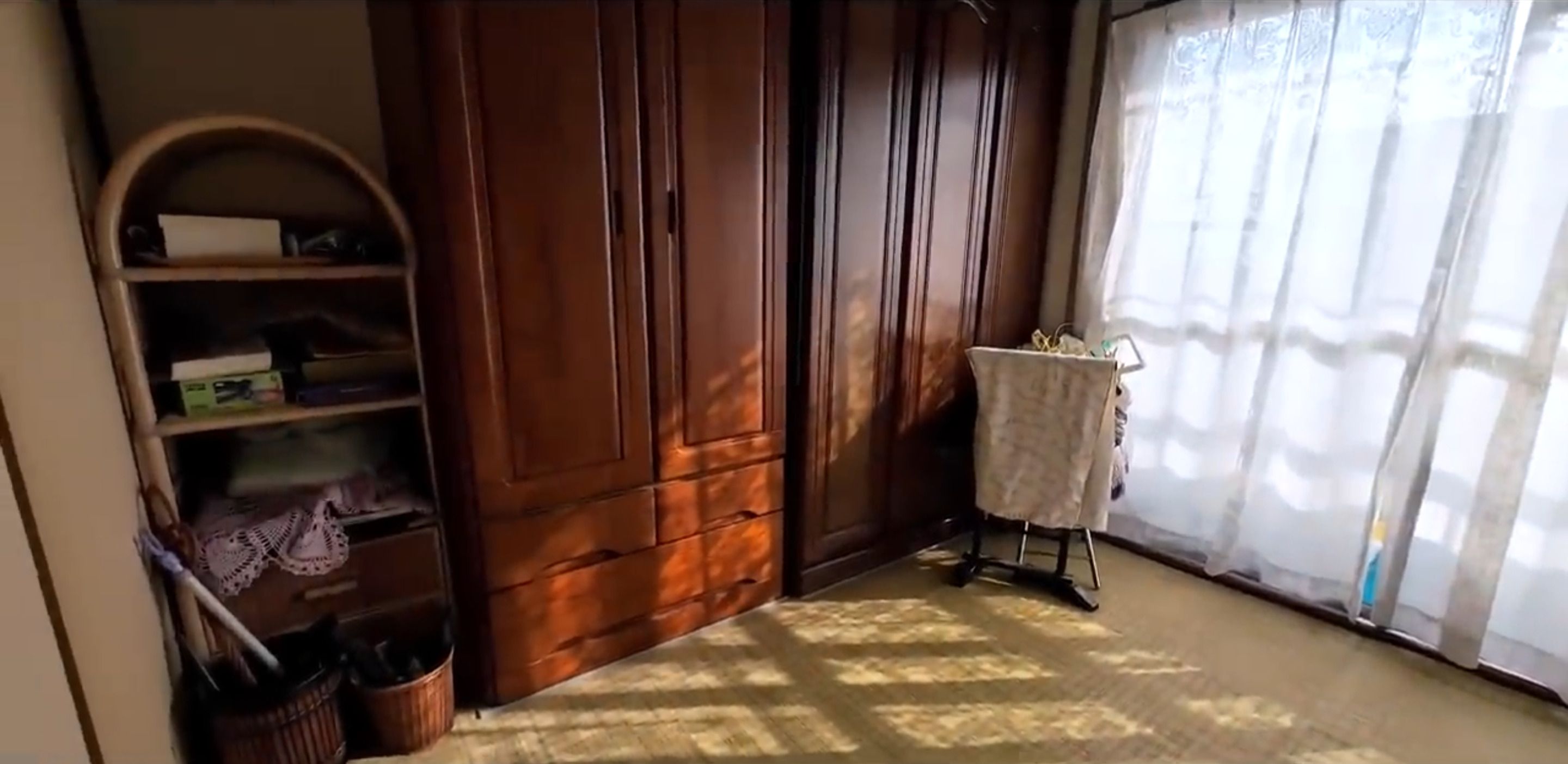 大きな洋服ダンスが残された和室（写真：「イーブイ片付けチャンネル」より）