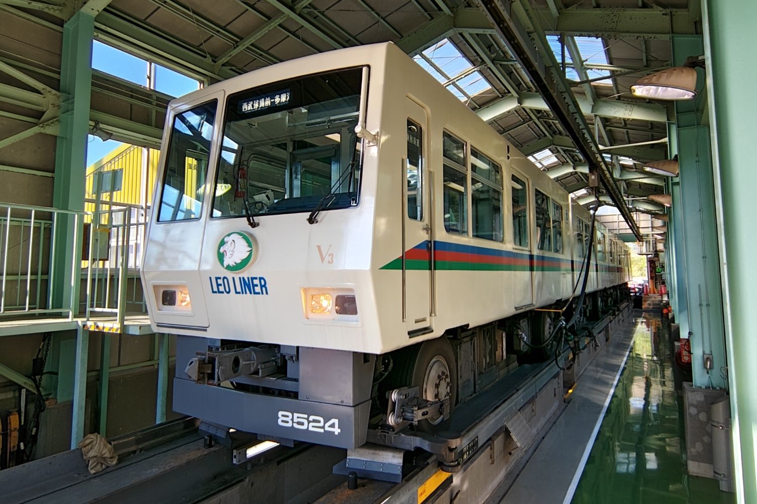 8500系は4両編成で1両当たりの長さは8.5m。3編成あるうちの「V3」編成はライオンズカラー（記者撮影）