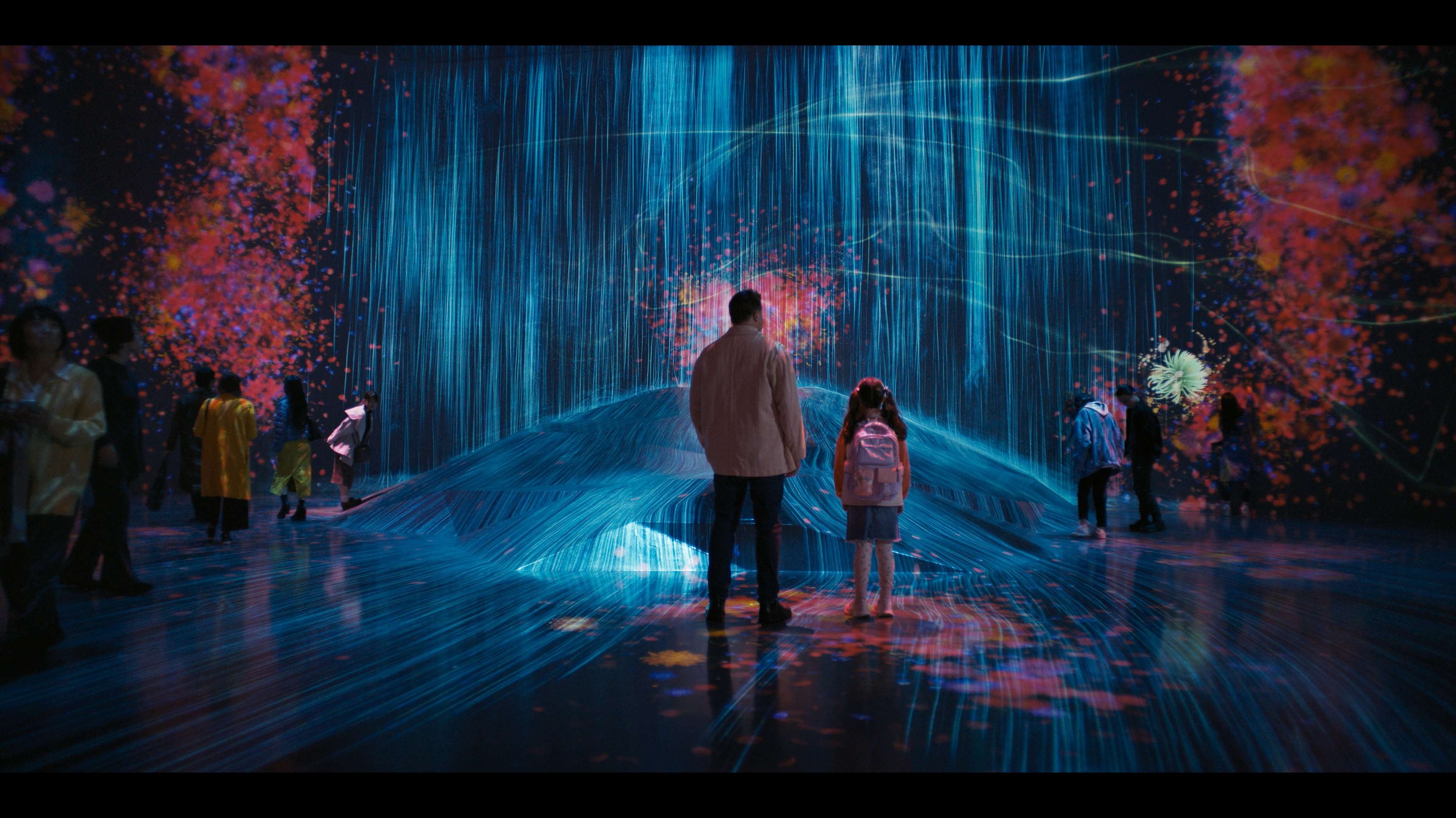 昨今、外国人観光客に大人気のデジタルアートミュージアム「チームラボボーダレス」（麻布台ヒルズ）も映像映えするロケ地です（写真：©2026 Searchlight Pictures. All Rights Reserved.）