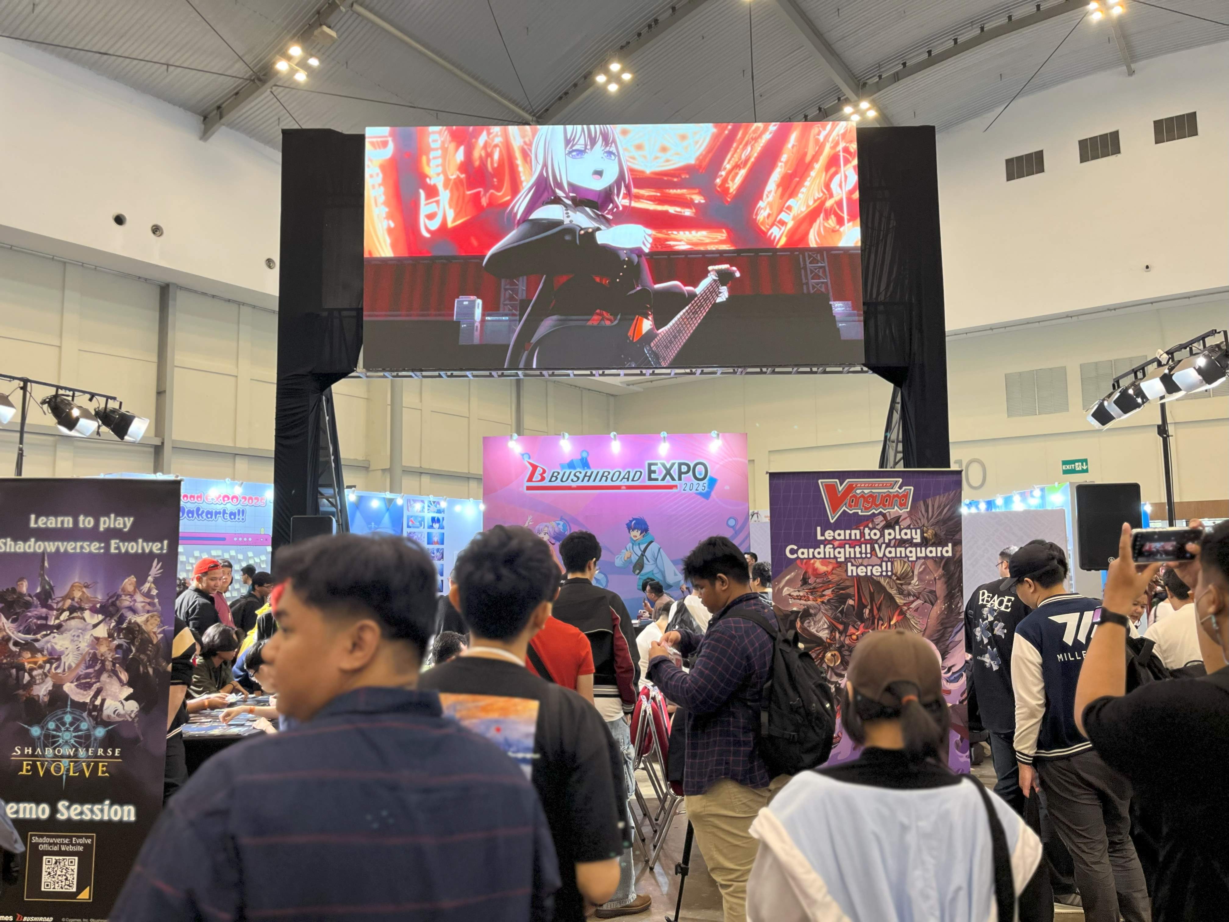入口付近に設置された特設ステージ。日本の声優やカードプレイヤーが登壇し、カードゲーム大会も生配信