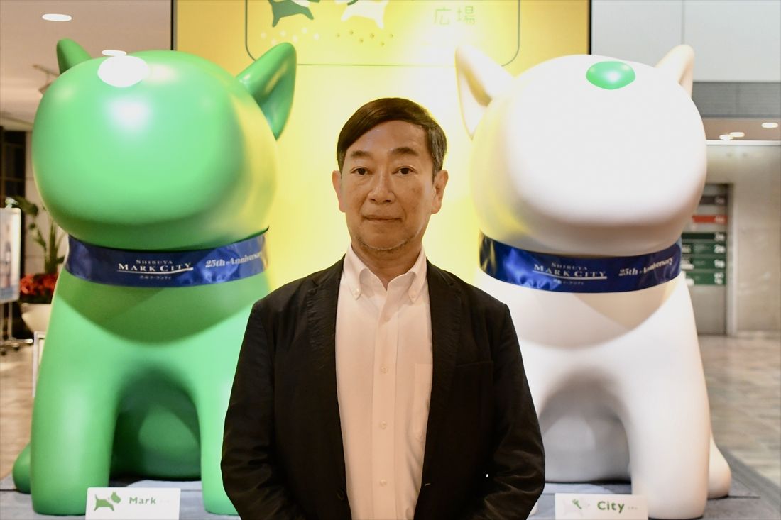 渋谷マークシティの江柄好朗社長。両側に見えるのが「マーク」と「シティ」（記者撮影）