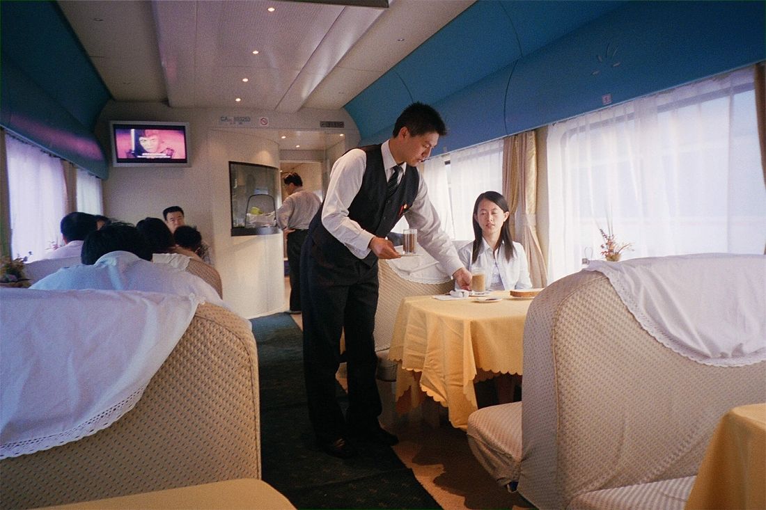 Z列車の食堂車内とサービスの様子＝2004年（筆者撮影）
