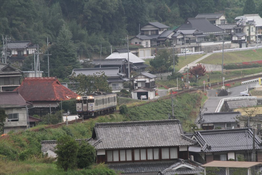 瓦屋根の家々が並ぶ農村地帯を走る（撮影：南正時）