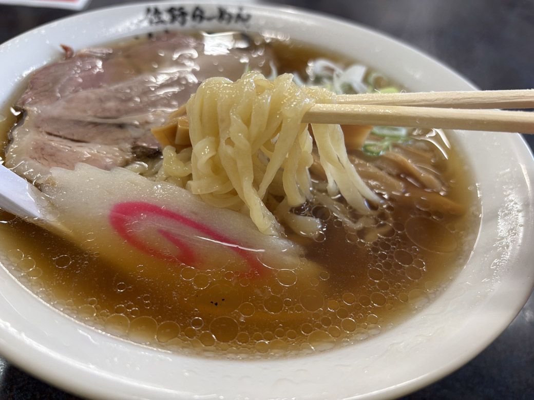 「佐野ラーメン　佐よし」のラーメン。麺とスープがよく絡み合い、うま味が増す（写真：筆者撮影）
