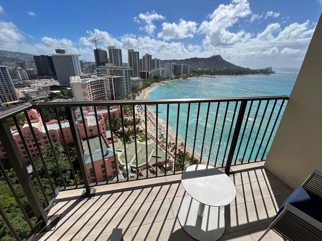 シェラトン・ワイキキ・ビーチリゾートの部屋。3階に1階の割合でテラスがコンクリートではなく、柵のオープンラナイとなっていて、海がよりよく見える（筆者撮影）