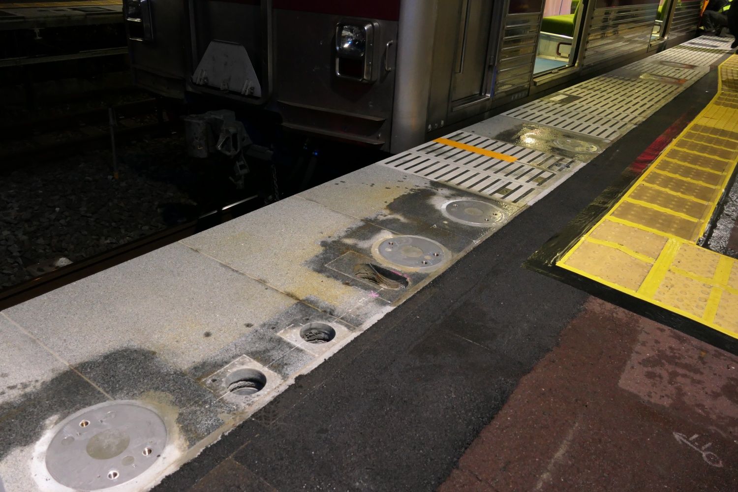 この上にホームドアの筐体を設置する（記者撮影）