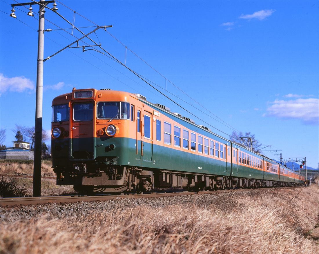 中央東線の小淵沢付近を走る165系の急行「アルプス」。グリーン車2両にビュフェを連結した全盛期の編成（撮影：南正時）