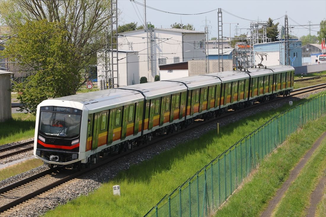 仮設パンタグラフで走行するワルシャワ地下鉄の車両（撮影：橋爪智之）