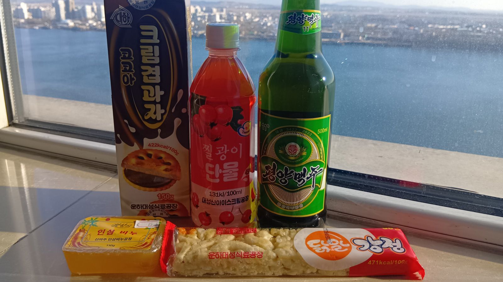 『北朝鮮』のお菓子と飲み物に挑戦。正直な感想（写真：筆者撮影）