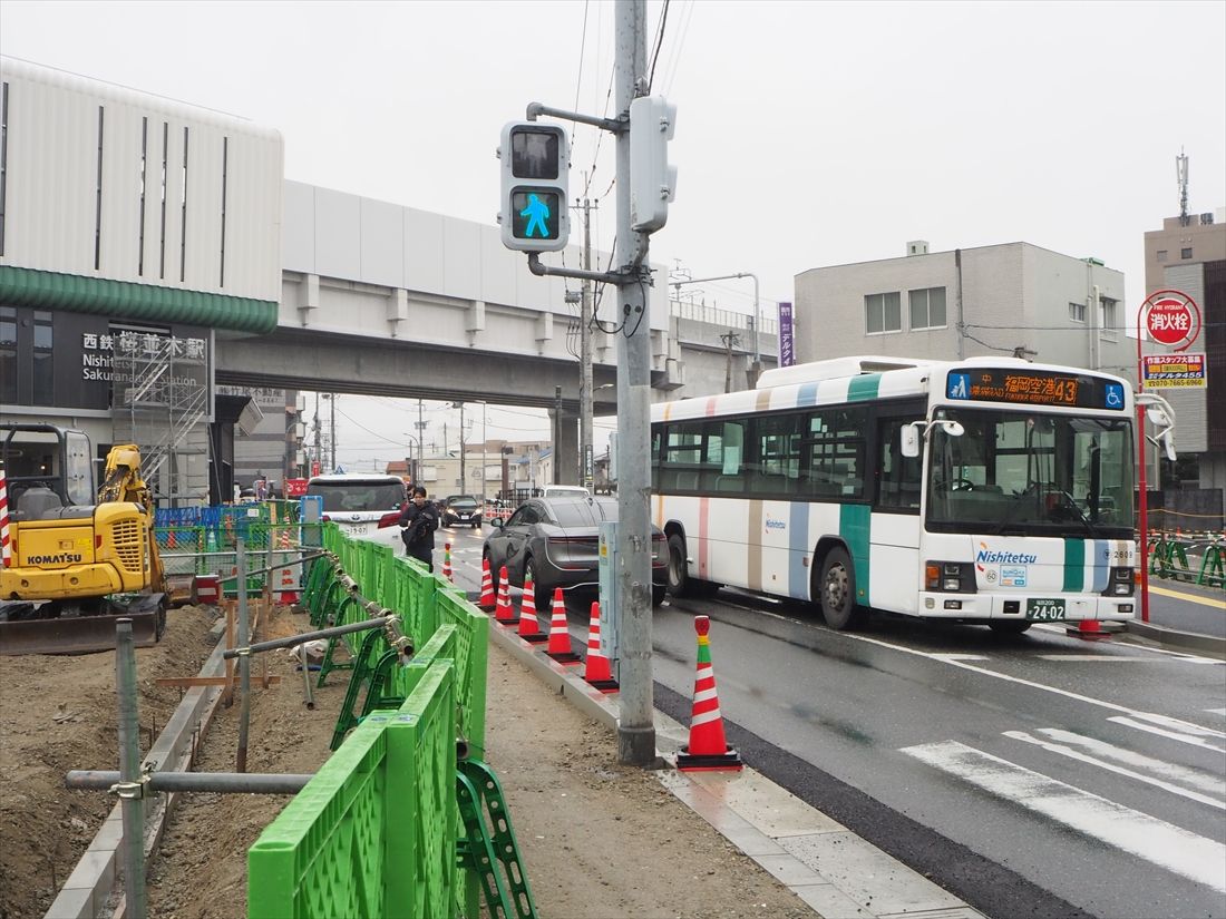 桜並木駅と西鉄バス（記者撮影）