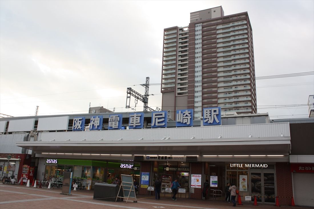 現在は高架化されている阪神本線の尼崎駅（筆者撮影）