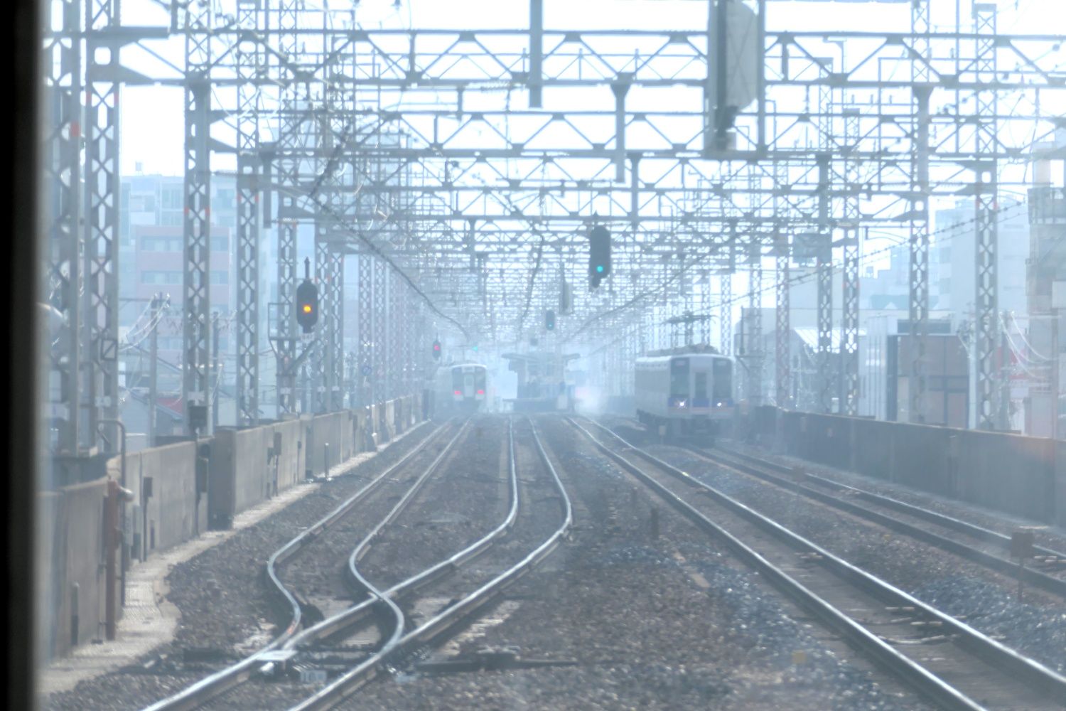 ホーム南端から見た粉浜方面（記者撮影）