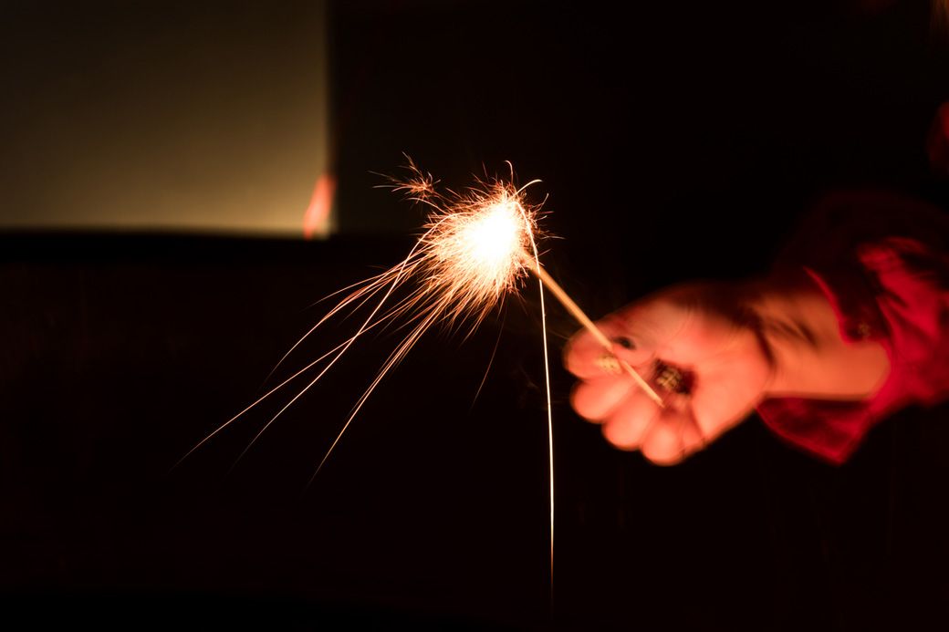 儚く燃え尽きる一本の線香花火。その一瞬の輝きの中には、職人の技と時間、歴史が宿っている（写真：筆者撮影）