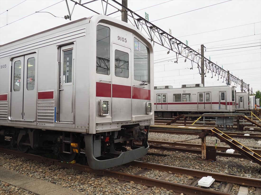 9000型と10030型（奥）。銀色の車体にロイヤルマルーンの帯を入れたデザインは9000型から始まった（記者撮影）